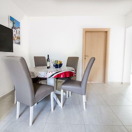 Colic Apartman Njivice Kültér fotó